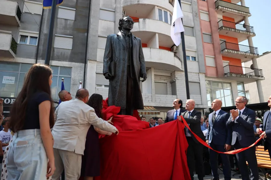 Shtatorja e Presidentit historik Ibrahim Rugova zbulohet në Klinë Komuna e Klinës ka përuruar shtatoren e presidentit historik Ibrahim Rugova Kryetari i Aleancës për Ardhmërinë e Kosovës  Ramush Haradinaj ka postuar disa fotografi  ku ka shkruar   