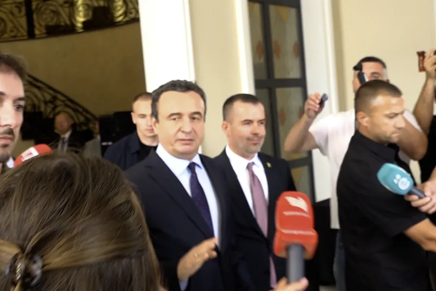 Haxhiu dhe Kurti shmangin pyetjet e gazetarëve për gazin amerikan Ushtruesja e detyrës së presidentes  Albulena Haxhiu dhe kryeministri në detyrë  Albin Kurti nuk janë ndalur për deklarime për media gjatë dy ngjarjeve të mbajtura sot  ku në fokus   