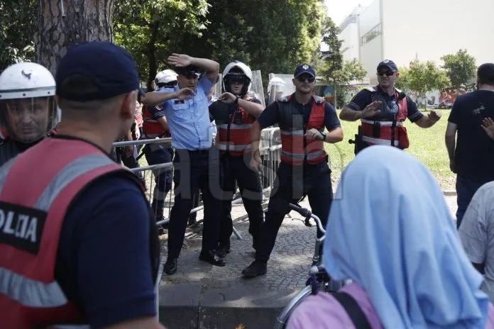 Protesta para Kuvendit të Shqipërisë  15 policë dhe 4 protestues morën trajtim spitalor te Trauma