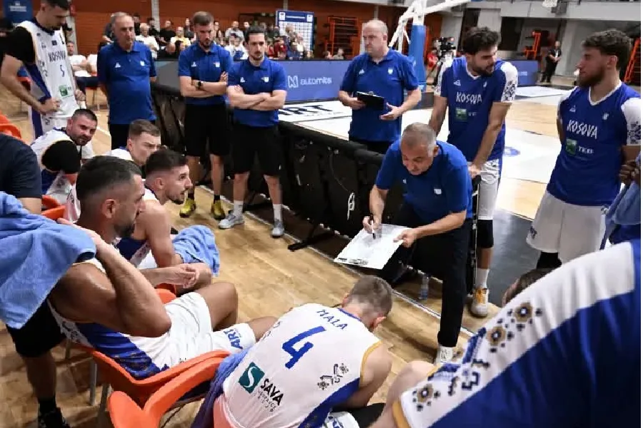Shqipëria triumfon ndaj Kosovës në Prizren Kombëtarja e Shqipërisë në basketboll ka shënuar një fitore të madhe si mysafire ndaj Kosovës me rezultat 89 82  në ndeshjen e vlefshme për parakualifikimet e EuroBasket Ndonëse pjesa e parë ishte tejet   