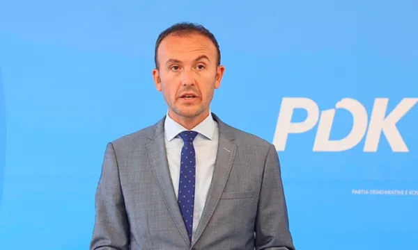 Mustafa PDK  Represioni ndaj qumështores  Vita  tregon luftën e qeverisë kundër sektorit privat dhe prodhuesve vendorë Arben Mustafa nga PDK ja tha se nuk mund të ketë as investime vendore e as investime të huaja në një vend ku qeveria është   