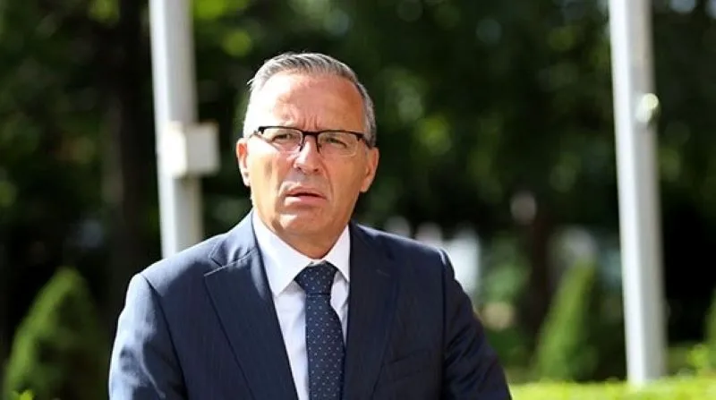 Hamza s do t i përgjigjet Kurtit në WhatsApp  Ftesa duhet të jetë zyrtare  i përgjigjemi zyrtarisht Kryetari i Partisë Demokratike të Kosovës  Bedri Hamza  tha se nuk do t i përgjigjej Albin Kurtit në një ftese për takim të dërguar përmes   