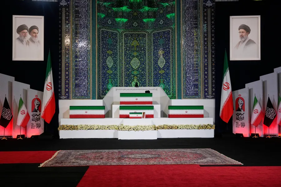 Katër muaj e katër ditë pas vrasjes  në Teheran ekspozohet arkivoli i Ali Khamaneit Arkivoli me kufomën e ish liderit suprem të Iranit  Ali Khamenei  është vendosur të premten  në Grand Mosalla të Teheranit  që është kompleksi më i madh për falje   