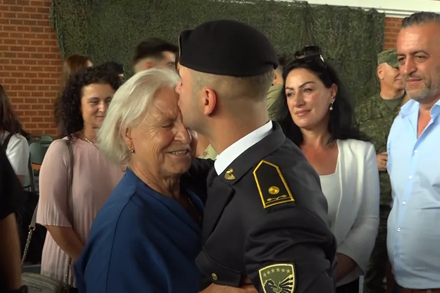 Lot krenarie në diplomimin e kadetëve të FSK së Lot gëzimi  përqafime dhe duartrokitje e shoqëruan ceremoninë e diplomimit të dymbëdhjetë kadetëve të gjeneratës 2026 të Forcës së Sigurisë së Kosovës Në tribunë  shumë familjarë u panë me lot në sy   