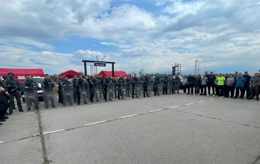 Policia  FSK  KFOR i dhe EULEX i bashkohen në ushtrimin  Shpata e Artë  Policia e Kosovës ka njoftuar se më 2 dhe 3 korrik  në Kampin e Njësive Speciale në Vrellë  është realizuar ushtrimi i përbashkët operacional  Shpata e Artë 2026 1   në   