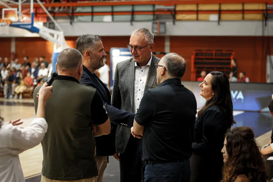 Basketbolli kosovar në fokusin e FIBA Europe pas vizitës së drejtorit ekzekutiv Drejtori Ekzekutiv i FIBA Europe  Kamil Novak  më 2 korrik qëndroi për vizitë në Kosovë  ku vizitoi zyrat e Federatës së Basketbollit të Kosovës si dhe zhvilloi një   