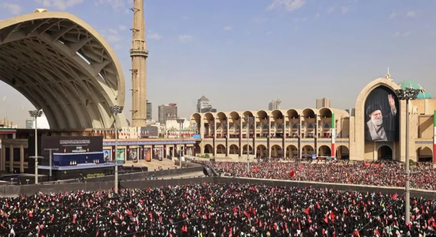 Ende asnjë shenjë nga udhëheqësi suprem  teksa Irani nis ceremonitë mortore për Khamenein Ceremonitë shumëditore mortore për udhëheqësin e ndjerë suprem të Iranit  ajatollah Ali Khamenei  kanë nisur  por ende nuk ka pasur asnjë paraqitje publike   