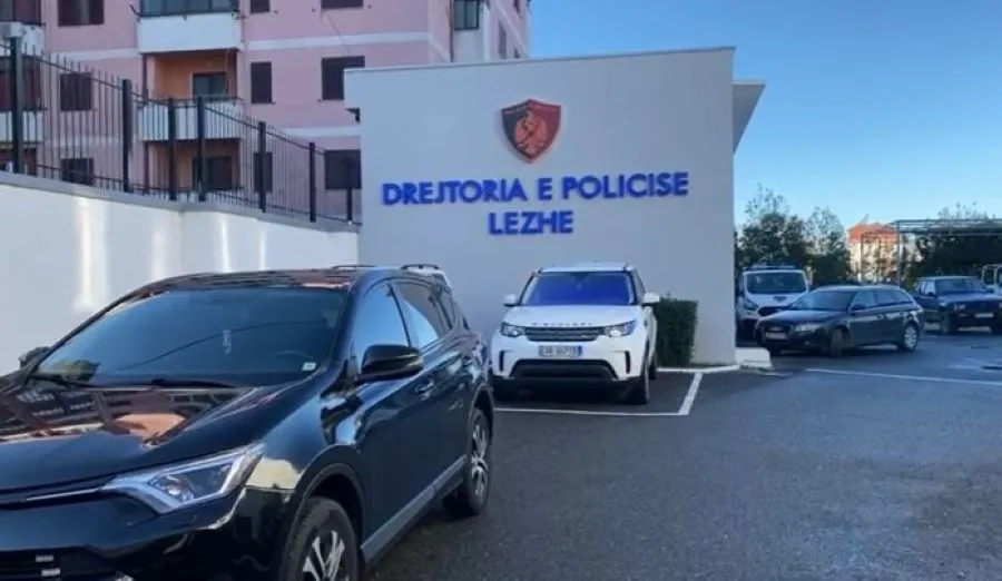 Arrestohet 57 vjeçari në Shëngjin  dyshohet se shkaktoi zjarr që përfshiu sipërfaqe pyjore Policia e Lezhës ka arrestuar një 57 vjeçar  i dyshuar si autor i zjarrvënies që përfshiu një sipërfaqe të madhe pyjore në malin e Shëngjinit  pas   