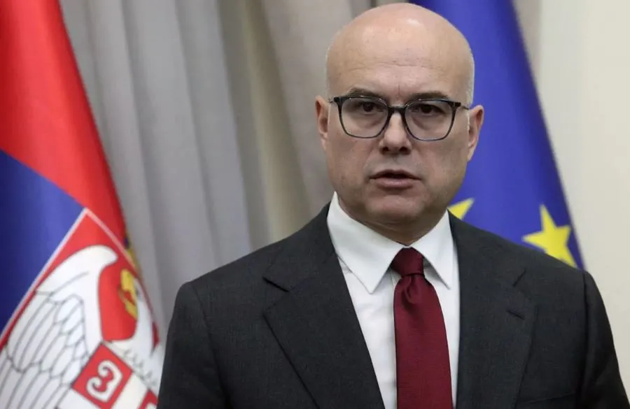 Aktivistët e Vuçiqit i thyen nofullën studentes protestuese me shkop bejzbolli  Vuçeviq  u rrëzua  Presidenti i SNS së  Milos Vuçeviç  thotë se studentja  së cilës iu thye nofulla nga aktivistët e asaj partie  nuk u godit me shkop bejsbolli  por   