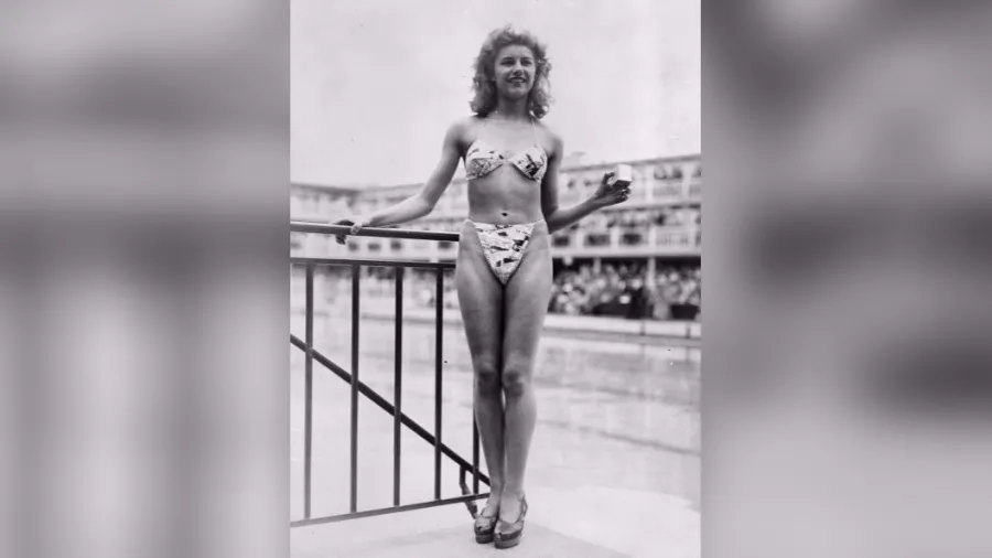Bikinit dalin për herë të parë në shitje para 80 vjetësh Më 5 korrik të vitit 1946  bikinit dalin për herë të parë në shitje menjëherë pas një sfilate të modës në pishinën Molitor në Francë  Shumë vende perëndimore i shpallën ato të paligjshme    