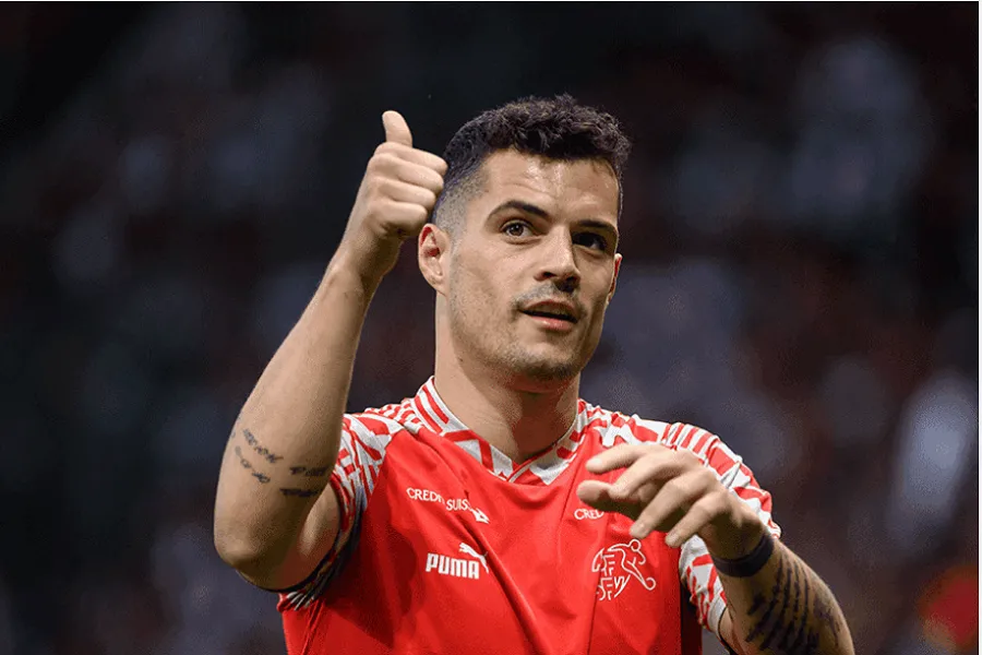 Xhaka   Lidershipin e mësova që në moshën 4 vjeçare Granit Xhaka po përgatitet të udhëheqë Zvicrën drejt një arritjeje historike në Botëror Nëse mposhtin Kolombinë të martën  zviceranët kualifikohen në çerekfinale për herë të parë që nga viti   
