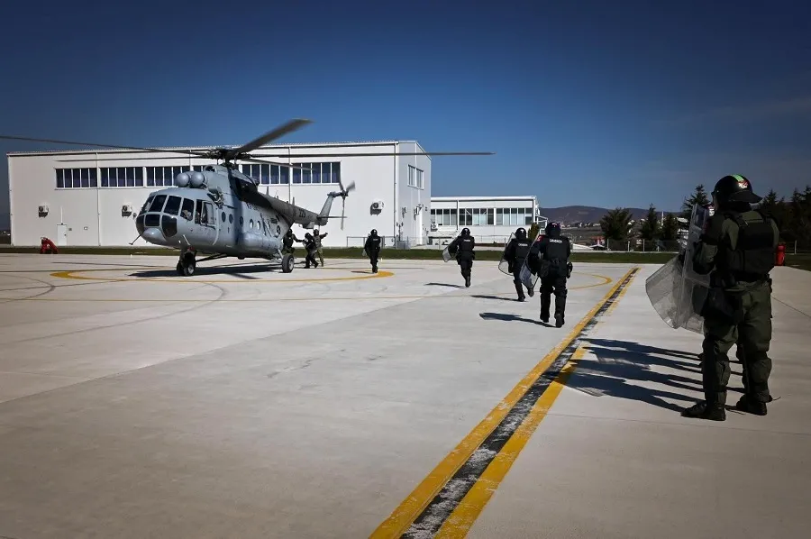 KFOR zhvillon stërvitje me helikopterë në Prishtinë për rritjen e gatishmërisë operacionale Karabinierët italianë dhe ushtarët çekë të caktuar në Njësinë e Specializuar Shumëkombëshe  MSU   në kuadër të misionit të KFOR it të udhëhequr nga NATO    