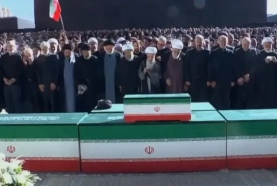Lideri suprem i Iranit mungon  por zyrtarë të lartë marrin pjesë në funeralin Ajatollah Ali Khamenei Udhëheqësi Suprem i Iranit  Mojtaba Khamenei  mungonte dukshëm në funeralin e babait të tij  ndërsa figura të larta të regjimit iu bashkuan   