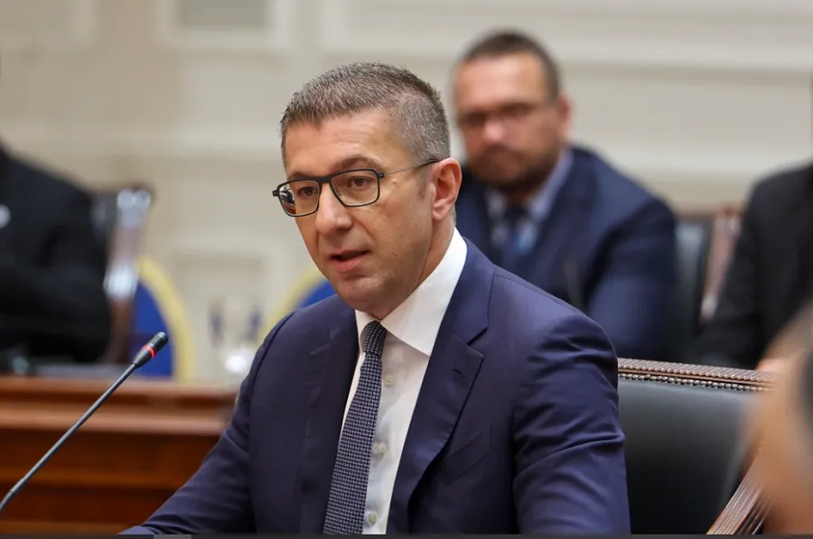 Çmimet e naftës mund të rriten nesër në Maqedoni të Veriut Kryeministri i Maqedonisë së Veriut  Hristijan Mickoski tha se pret rritje të vogël të çmimit të derivateve të naftës gjatë ditës së nesërme  e hënë   Mickoski tha se kjo është pasojë e   
