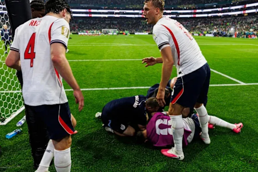 Henderson lëndohet rëndë pas fitores së Anglisë  mbetet në Meksikë për trajtim Kapiteni i Brentfordit  Jordan Henderson  ka pësuar një dëmtim serioz në dorë pas fitores dramatike 3 2 të Anglisë ndaj Meksikës në 1 8 e finales së Kupës së Botës   