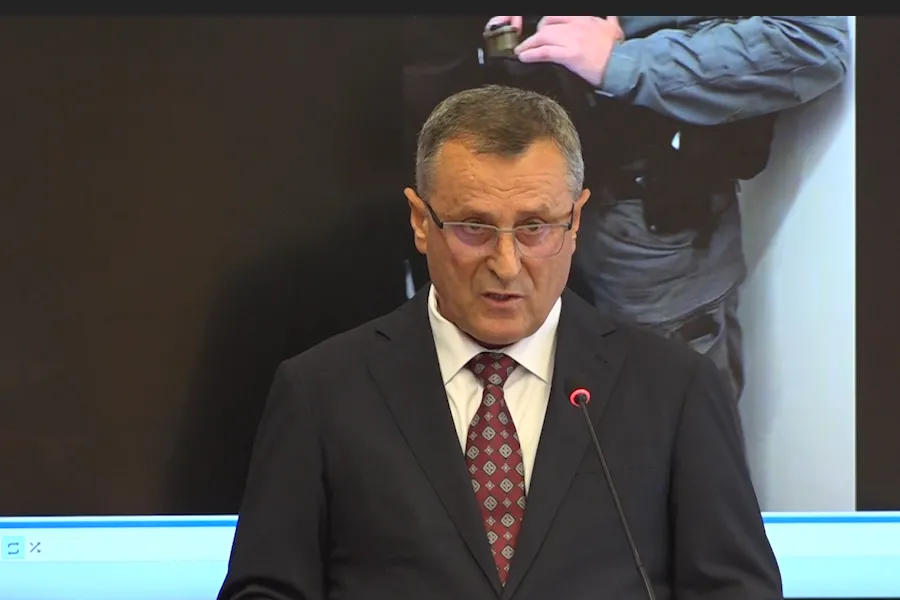 Isufaj  Çdo goditje ndaj grupeve kriminale është një investim në sigurinë e qytetarëve Kryeprokurori i Prokurorisë Speciale  Blerim Isufaj ka thënë sot seçdo goditje ndaj grupeve kriminale në Kosovë është një investim në sigurinë e qytetarëve dhe   