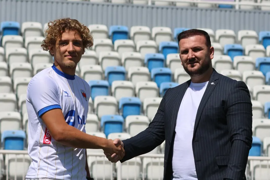 FC Prishtina zyrtarizon mesfushorin Arjanit Fazlijën FC Prishtina ka prezantuar mesfushorin 21 vjeçar Arjanit Fazlija si përforcimin më të ri për sezonin e ri Futbollisti vjen nga futbolli gjerman  ku së fundmi ishte pjesë e Greuther Fürth    