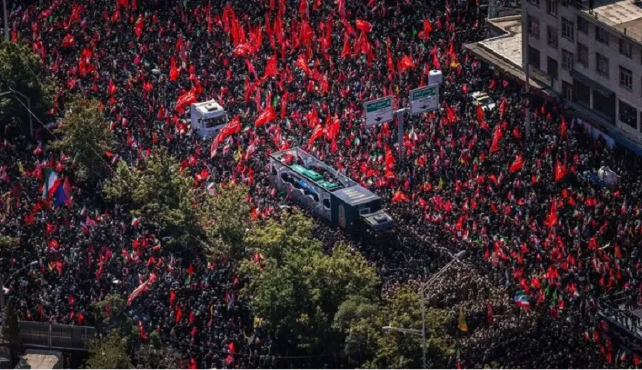 Iranianët mbajnë zi për Khamenein mes frikës nga një tjetër luftë Mijëra pjesëmarrës u mblodhën në kryeqytetin iranian Teheran për t i bërë nderimet e fundit ish Liderit Suprem Ali Khamenei Turma rrihte gjoksin në mënyrë ritmike  ndërsa thirrjet   