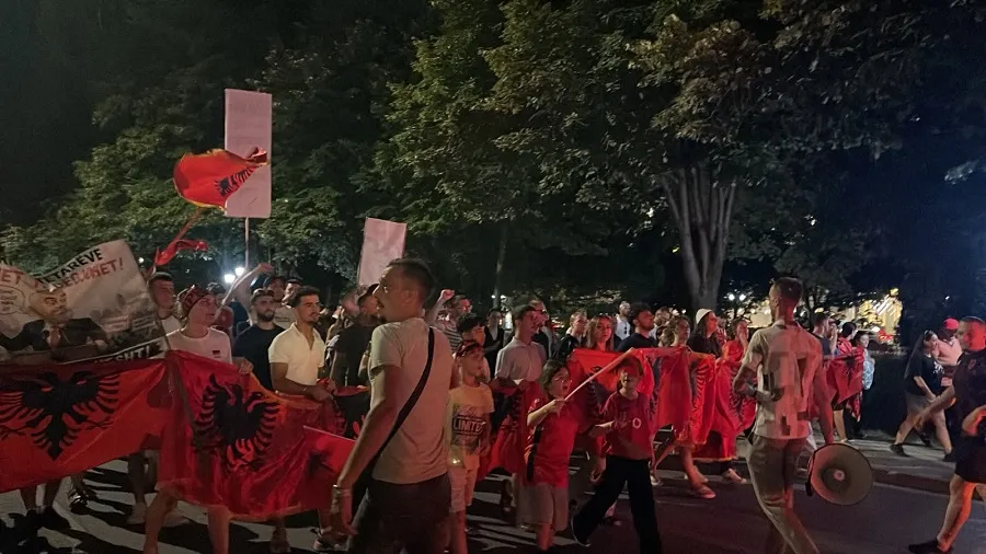  Të qëndrojmë të bashkuar   37 ditë protestë në Tiranë  nis marshimi pas fjalimeve te Qeveria Qytetarë janë mbledhur edhe këtë mbrëmje në sheshin  Skënderbej  në Tiranë  për të vijuar më pas marshimin drejt Kryeministrisë  në ditën e 37 të të   