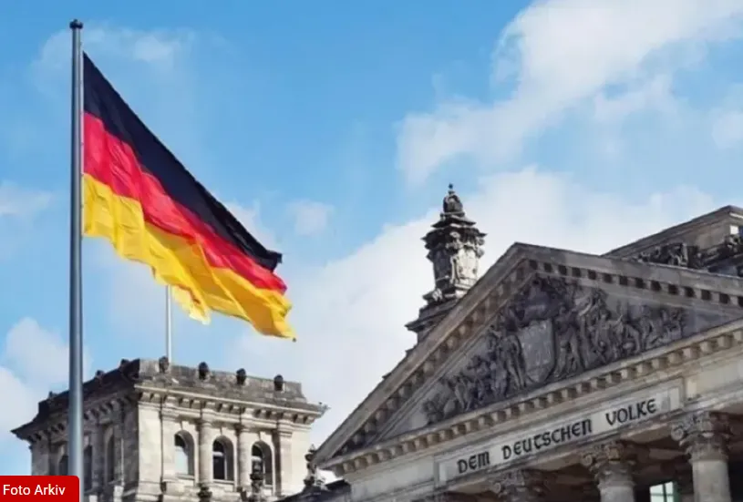 Projektbuxheti gjerman i vitit 2027 nën kritika për borxhin e ri dhe shkurtimet klimatike Projektbuxheti i Gjermanisë për vitin 2027 u sulmua të hënën për shkurtimet e propozuara në fondet për klimën dhe për rritjen e niveleve të borxhit  ndërsa   