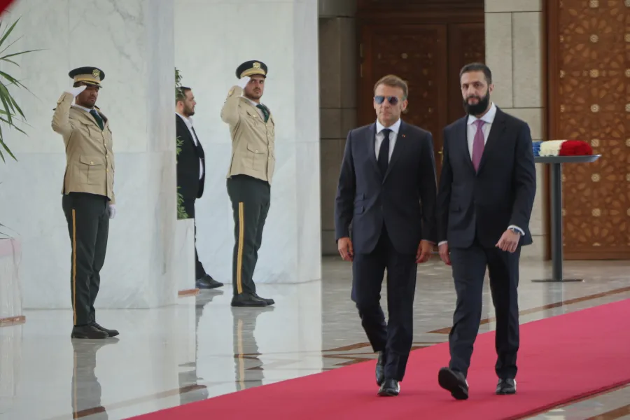 Dy shpërthime te hoteli ku rrinte Macron në Damask  presidenti francez s u rrezikua Dy shpërthime tronditën qendrën e Damaskut të martën  më 7 korrik  pranë hotelit  Four Seasons   ku po qëndron presidenti francez Emmanuel Macron gjatë vizitës së   
