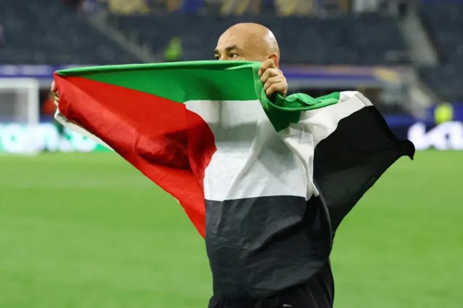 FIFA refuzon të sanksionojë trajnerin e Egjiptit FIFA ka vendosur të mos ndërmarrë masa disiplinore ndaj trajnerit të Kombëtares së Egjiptit  Hossam Hassan  pas festimit të tij me flamurin palestinez pas fitores ndaj Australisë në Kupën e   
