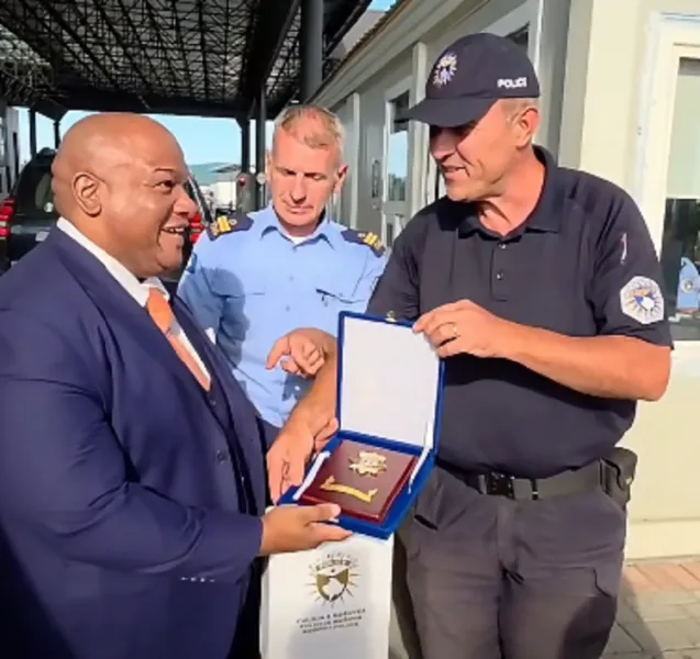 Policët kosovarë i çojnë të fala Trumpit  i japin dhurata pastorit amerikan Disa policët kufitarë kosovarë i dërguan të fala presidentit amerikan  Donald Trump  përmes këshilltarit dhe mikut të tij pastorit Mark Burns  të cilin e befasuan me   