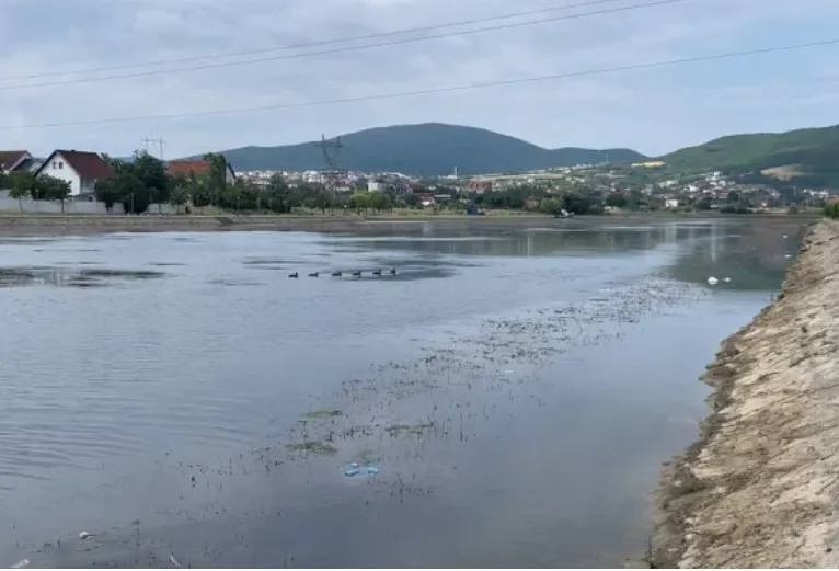 Komuna e Mitrovicës mohon kontratën 600 mijë euro për Liqenin Komuna e Mitrovicës ka deklaruar se po vazhdon me intervenimet për mirëmbajtjen e Liqenit Akumulues  duke mohuar se ekziston ndonjë kontratë në vlerë prej 600 mijë eurosh vetëm për   