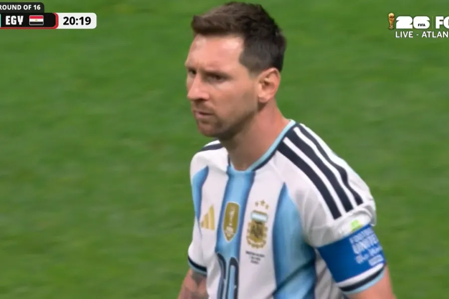 Messi humb penalltinë  vazhdon epërsia e Egjiptit Në minutën e 21 të  Lionel Messi pati mundësinë të barazojë rezultatin nga pika e bardhë  por penalltia e tij u prit nga portieri egjiptian Mostafa Shobeir Kapiteni argjentinas goditi në këndin e   