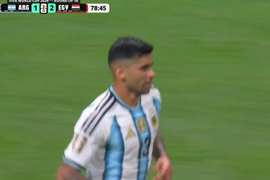 Argjentina rikthehet në lojë  Romero ngushton rezultatin pas asistit të Messit Pas një aksioni të ndërtuar bukur  Lionel Messi dërgon një top të harkuar me shumë precizion në zonë  aty ku Cristian Romero shkëputet nga mbrojtësit dhe fiton duelin   