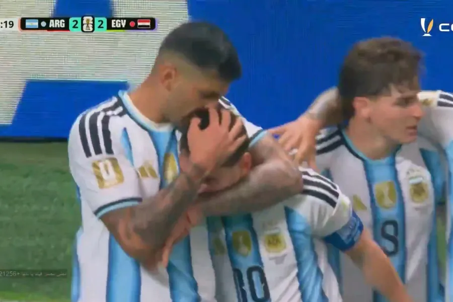 Messi barazon për Argjentinën Legjenda argjentinase tregon edhe një herë klasin e tij të jashtëzakonshëm  duke realizuar me një goditje volej nga brenda zonës Topi përfundon në pjesën e poshtme të traversës dhe më pas në rrjetë  duke rikthyer   