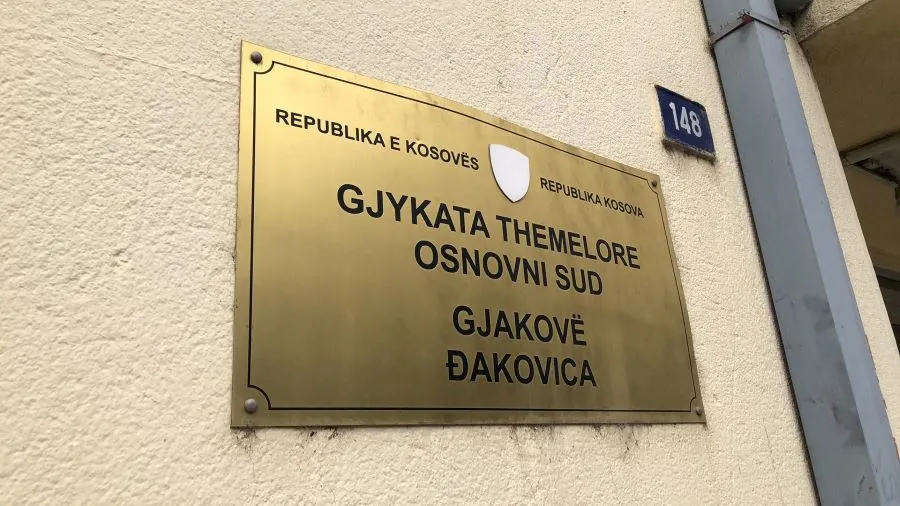 Një muaj paraburgim të dyshuarit për therjen e dy personave në Rahovec Gjykata Themelore në Gjakovë i caktoi masën e paraburgimit një muaj të pandehurit E H   i cili dyshohet se ka kryer veprat penale  Vrasje në tentativë  dhe  Lëndim i lehtë   