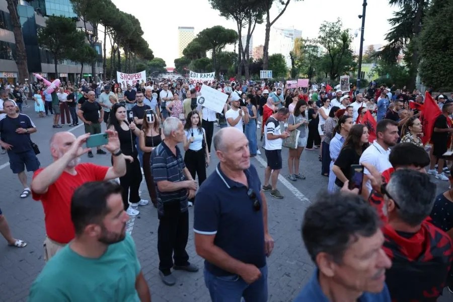 Protesta e 38 të në Tiranë  thirrje për unitet mes protestuesve Qytetarët u mblodhën sot  për të 38 ën ditë radhazi  duke përsëritur kërkesën për dorëheqjen e kryeministrit Rama Qytetarët u mblodhën fillimisht në sheshin  Skënderbej   prej nga   