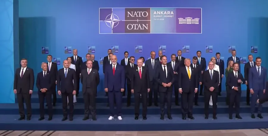 Fotoja familjare  dita e dytë e Samitit të NATO s në Ankara Samiti i Kryetarëve të Shteteve dhe Qeverive të NATO s  i organizuar për herë të parë nga Turqia pas 22 vitesh  ka hyrë në ditën e tij vendimtare  Nën mikpritjen e presidentit turk    