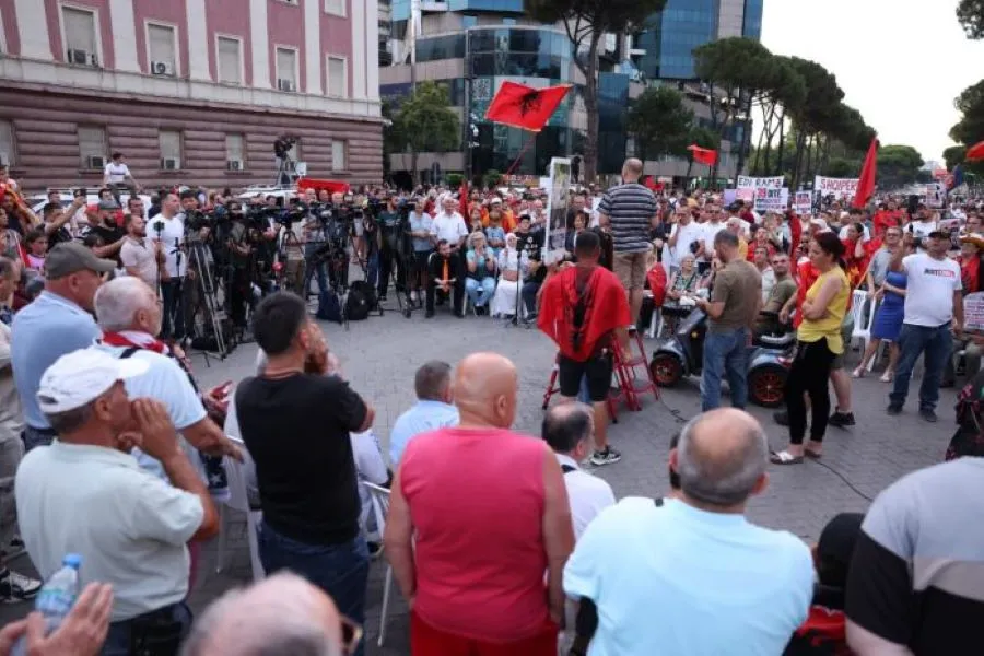 Qytetarët në ditën e 39 të të protestës në Tiranë përballë Kryeministrisë Në kryeqytet ka vijuar për të 39 tën ditë radhazi protesta e qytetarëve  e cila nisi kundër investimit në Zvërnec dhe në vijim u publikuan edhe kërkesa të tjera nga   
