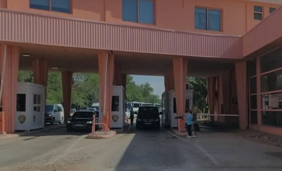 VLEN  Ndalimi pa shpjegim i tre zyrtarëve tanë kërkon përgjigje zyrtare Sot  në pikën kufitare Qafë Thanë  koordinatori i Grupit Parlamentar të VLEN it  Bekim Qoku  deputeti Adnan Azizi dhe zëvendëssekretari i përgjithshëm i Qeverisë  Hasim   