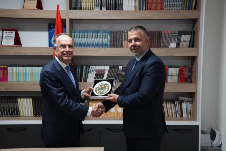 Rexhepi  Vizita e Begajt  mesazh i fuqishëm se shqiptarët e Luginës së Preshevës nuk janë vetëm Kryetari i Këshillit Kombëtar Shqiptar në Luginën e Preshevës  Enkel Rexhepi  vizitën ee presidentit të Republikës së Shqipërisë  Bajram Begaj  e   