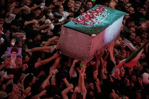Zia për Khamenein vazhdon  ndërsa kërcënon rikthimi i luftimeve Sot është dita e fundit e ceremonive gjashtëditore të zisë publike në Iran dhe Irak  të organizuara nga udhëheqësit e rinj iranianë për të shfaqur unitet dhe për të theksuar   
