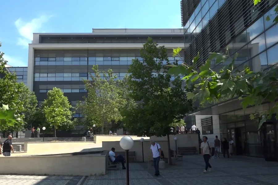 Kur klima nuk punon   drejtësia ngadalësohet    Pallati i Drejtësisë ende me probleme Temperaturat e larta në sallat gjyqësore po vështirësojnë mbajtjen e seancave në Pallatin e Drejtësisë në Prishtinë  ndërsa në disa raste po ndikojnë edhe në   