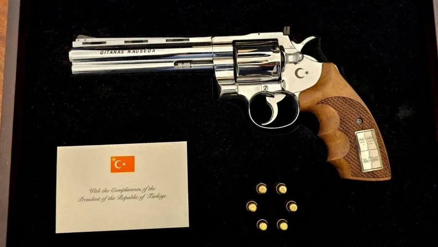 Erdogan ua dhuron nga një revole Magnum  liderët botëror bëhen kahre me armët Rexhep Tajip Erdogan i ka befasuar të gjithë mysafirët që për dy ditë I priti në samitin e NATO s në Stamboll Që të gjithë liderëve të institucioneve dhe shteteve  qenë   