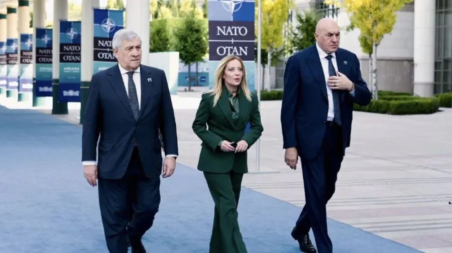 Italia dëbon dy diplomatë rusë të akuzuar për spiunazh Italia njoftoi sot dëbimin e dy agjentëve të shërbimeve sekrete ruse  të cilët ndodheshin në vend me status diplomatik Qeveria italiane e cilësoi rastin si një  ndërhyrje të rëndë dhe të   