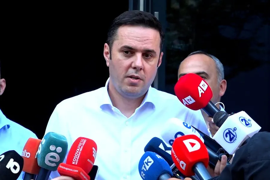 Abdixhiku  Do të takohem me Kurtin  zgjedhjet e reja   çmenduri politike Kryetari i LDK së  Lumir Abdixhiku  konfirmoi e e ka pranuar ftesën nga kryetari i Lëvizjes Vetëvendosje Albin Kurti Ai tha se do të marrë pjesë në takim në lidhje me   