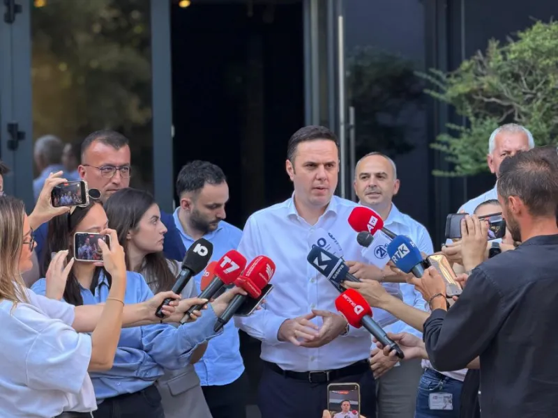 Abdixhiku  Do të takohem me Kurtin  të shmangim zgjedhjet e jashtëzakonshme Kryetari i LDK së  Lumir Abdixhiku tha se do të shkojë në takim me kryetarin e Lëvzijes Vetëvendoje për për krijimin e institucioneve Pas mbledhjes së Kryesisë së kësaj   