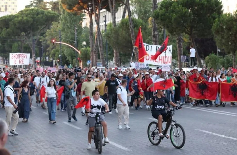 Protesta e 40 të e qytetarëve në Tiranë para Kryeministrisë Në Tiranë ka vijuar për të 40 ën ditë radhazi protesta e qytetarëve e cila nisi kundër investimit në Zvërnec dhe në vijim u shpallën edhe kërkesa të tjera nga nismëtarët Si çdo pasdite    