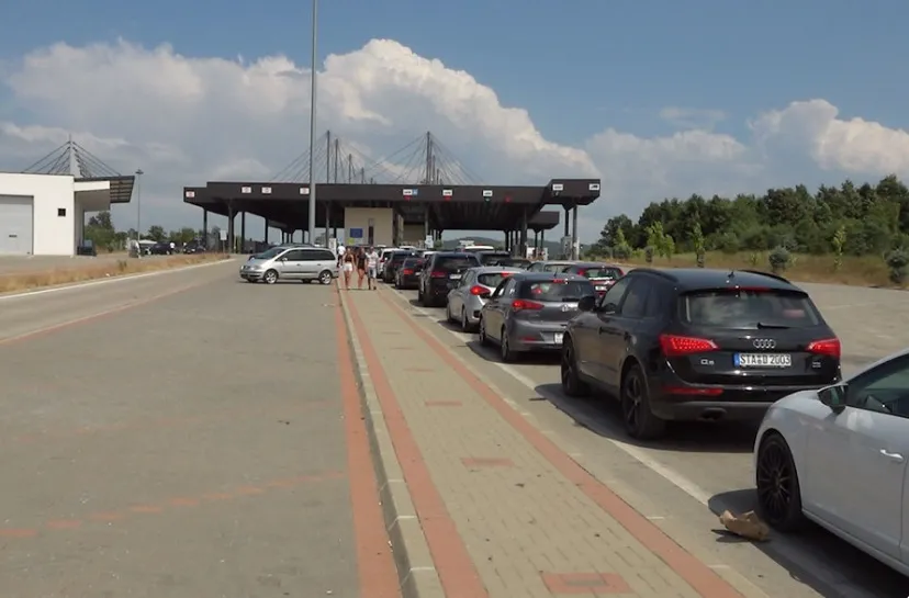 Broshura me këshilla për sigurinë në trafik  Policia nis aksionin për bashkatdhetarët Policia e Kosovës do të nisë sot në Pikën e Kalimit Kufitar në Merdar fushatën vetëdijësuese  Mirë se erdhët në Republikën e Kosovës    e cila synon informimin   