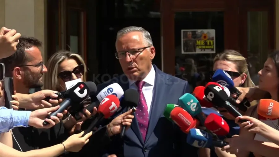 Hamza pas takimit me Kurtin  PDK do të qëndrojë në opozitë Partia Demokratike e Kosovës do të qëndrojë në opozitë  tha kryetari i kësaj partie  Bedri Hamza pas takimit me liderin e Lëvizjes Vetëvendosje  Albin Kurti  Ai tha se bisedat me Kurtin   