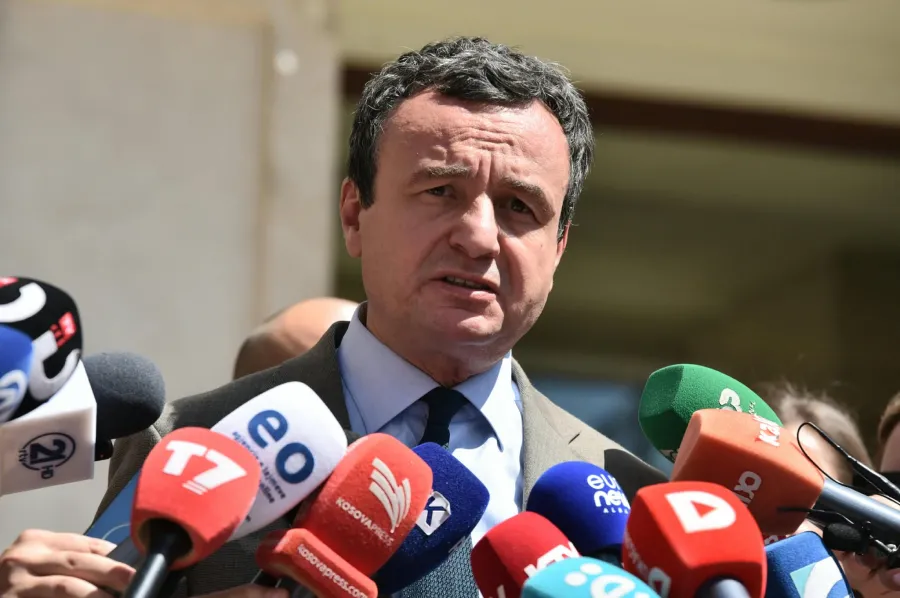 Kurti pas takimit me Hamzën  Bisedë konstruktive  por pa marrëveshje konkrete Kryetar i Lëvizjes Vetëvendosje  Albin Kurti  e ka quajtur konstruktiv takimin me liderin e PDK së  Bedri Hamza  por tha se nuk u arrit ndonjë marrëveshje për t i   