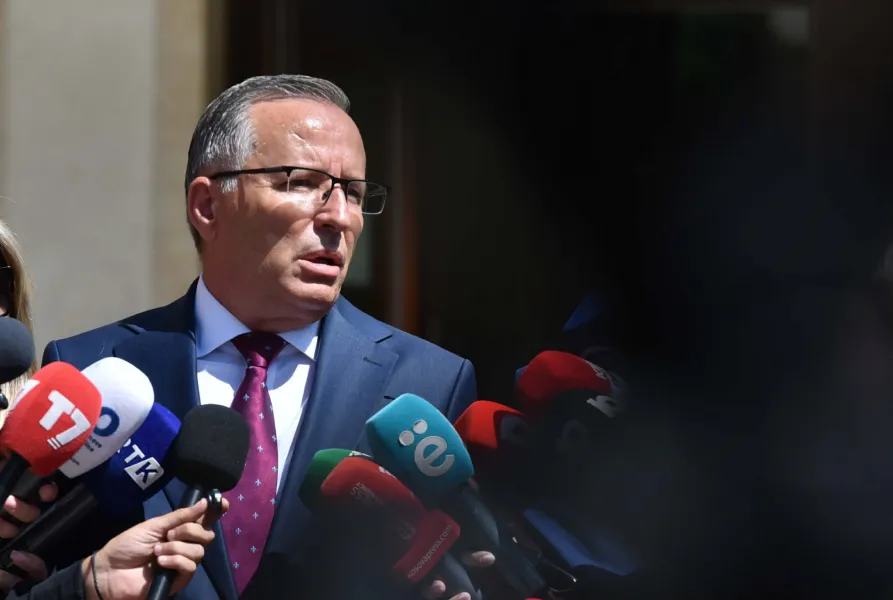 Hamza  PDK ja do të qëndrojë në opozitë  i urojmë suksese Kurtit me partitë të tjera të formojnë institucionet Partia Demokratike e Kosovës do të qëndrojë në opozitë  tha kryetari i kësaj partie  Bedri Hamza  pas takimit me liderin e Lëvizjes   