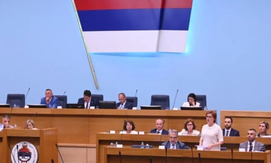 Entiteti serb në Bosnjë ndalon flamujt  simbolet dhe stemat e ushtrisë së vendit Parlamenti i entitetit të udhëhequr nga serbët e Bosnjës  Asambleja Kombëtare e Republikës Srpska  ndryshoi kodin penal të entitetit të enjten  duke futur dënime me   