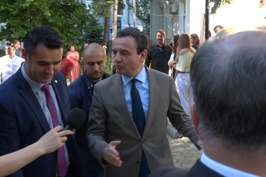 Kurti s përgjigjet nëse Vjosa Osmani është kandidate konsensuale për presidente Kryetari i Lëvizjes Vetëvendosje  Albin Kurti  nuk iu përgjigj pyetjes nëse Vjosa Osmani është kandidate konsensuale për presidente  por tha se është rrugës për takim   